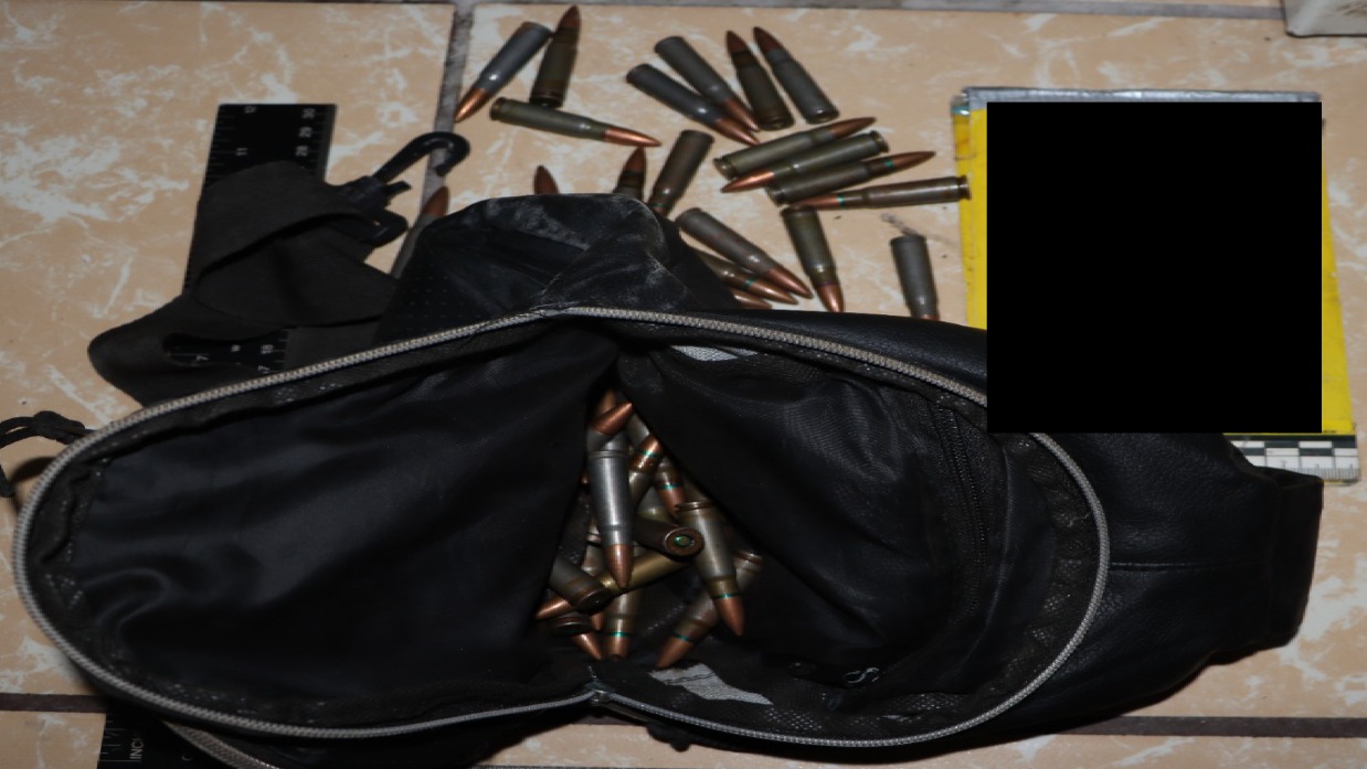 ASEGURAN INTEGRANTES DE LA MESA DE CONSTRUCCIÓN DE PAZ Y SEGURIDAD, A 4 PERSONAS CON ARMAS DE FUEGO DE USO EXCLUSIVO DE LAS FUERZAS ARMADAS, DROGAS Y VEHÍCULOS EN TLAQUILTENANGO