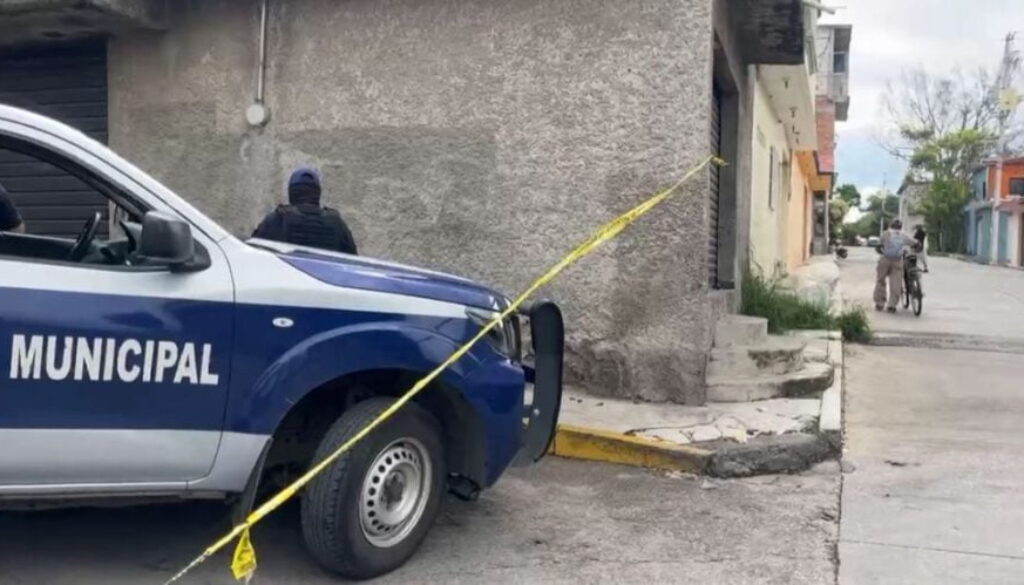 En los asientos traseros de un vehículo fue localizado el cadáver de un hombre con visibles huellas de violencia, en Cuernavaca