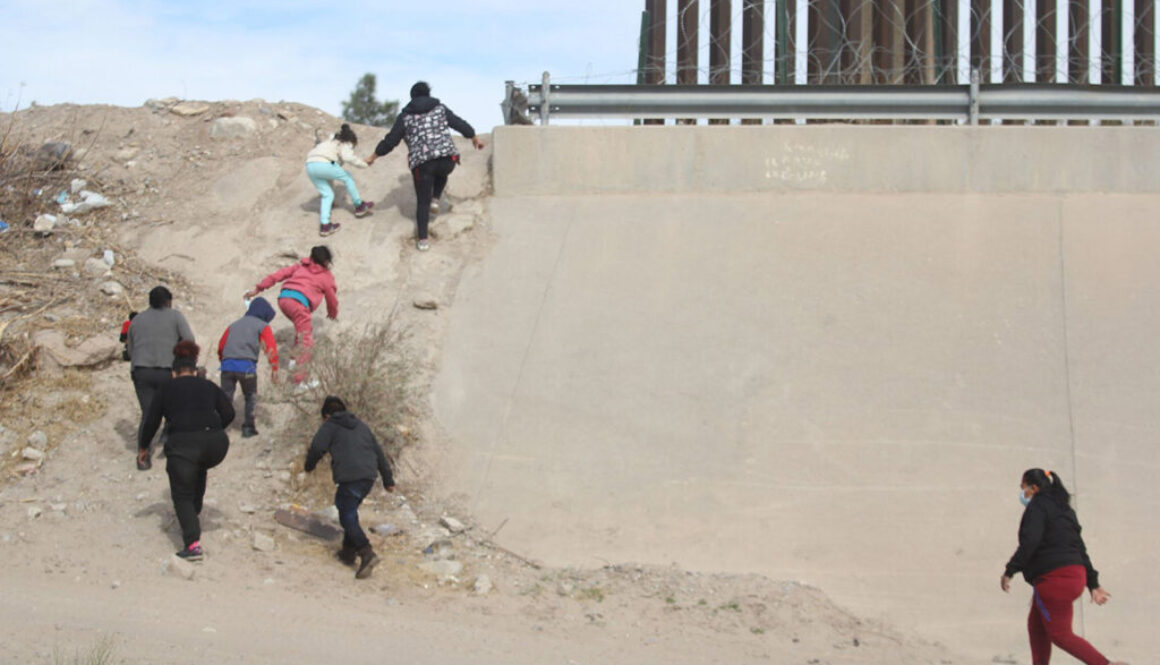 Migrantes centroamericanos cruzan corriendo el Río Bravo para internarse en territorio estadounidense en donde seguramente serán detenidos por la Border Patrol, de esta manera pueden solicitar asilo político en aquella nación.