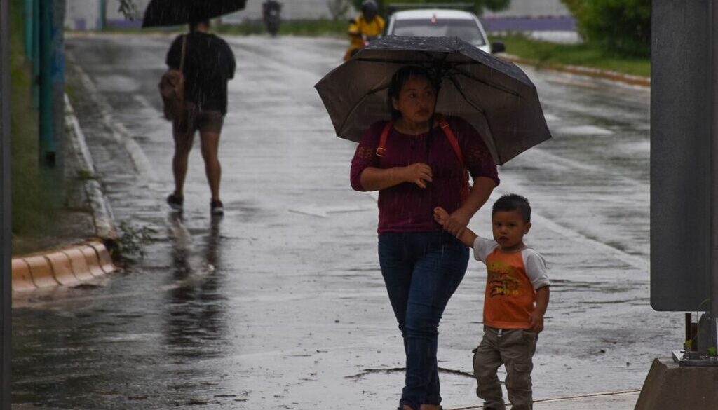 Con llovizna durante todo el día se mantuvo la capital, derivado de la presencia de vaguada asociada con un frente frío que se mantiene sobre la península