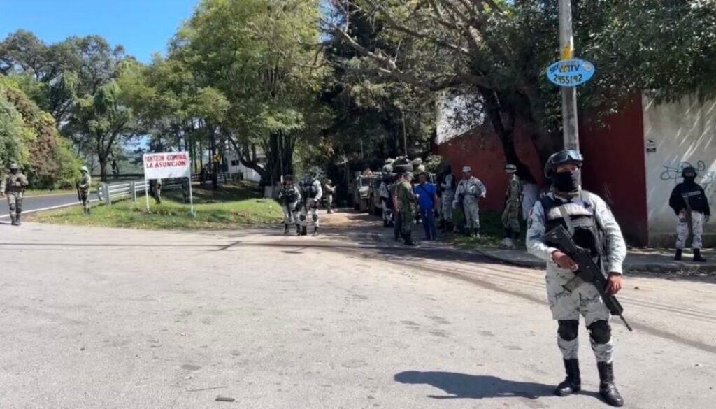 Aparatoso accidente de vehículo militar, en la zona norte de Cuernavaca, deja al menos 10 soldados lesionados