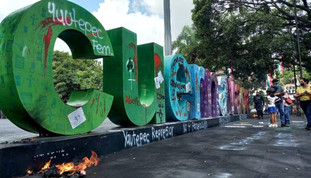 Pintas-en-las-letras-Cuernavaca-ubicadas-en-la-plaza-de-armas