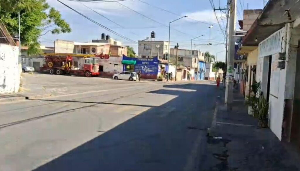 Hombres a bordo de una motocicleta dispararon contra un vendedor de rosas, en Cuernavaca