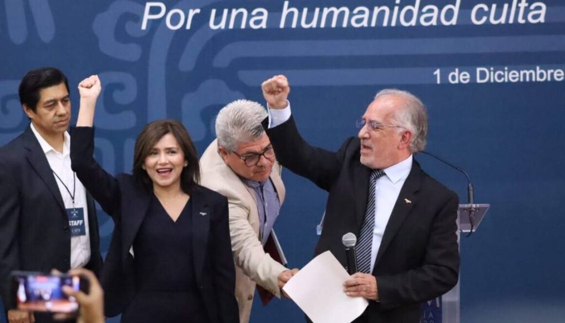 urquiza-beltran-y-viridiana-leon-en-la-toma-de-protesta-como-rectora-de-la-uaem