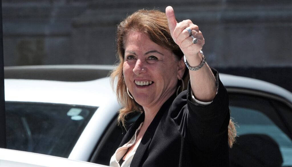 Margarita González, titular de la Lotería Nacional, sale de Palacio Nacional tras la reunión con el presidente Andrés Manuel López Obrador.