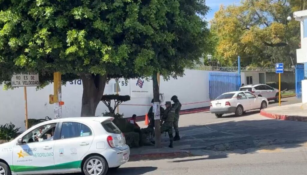 Balean a una familia a un lado del INSP de la avenida Universidad en Cuernavaca.