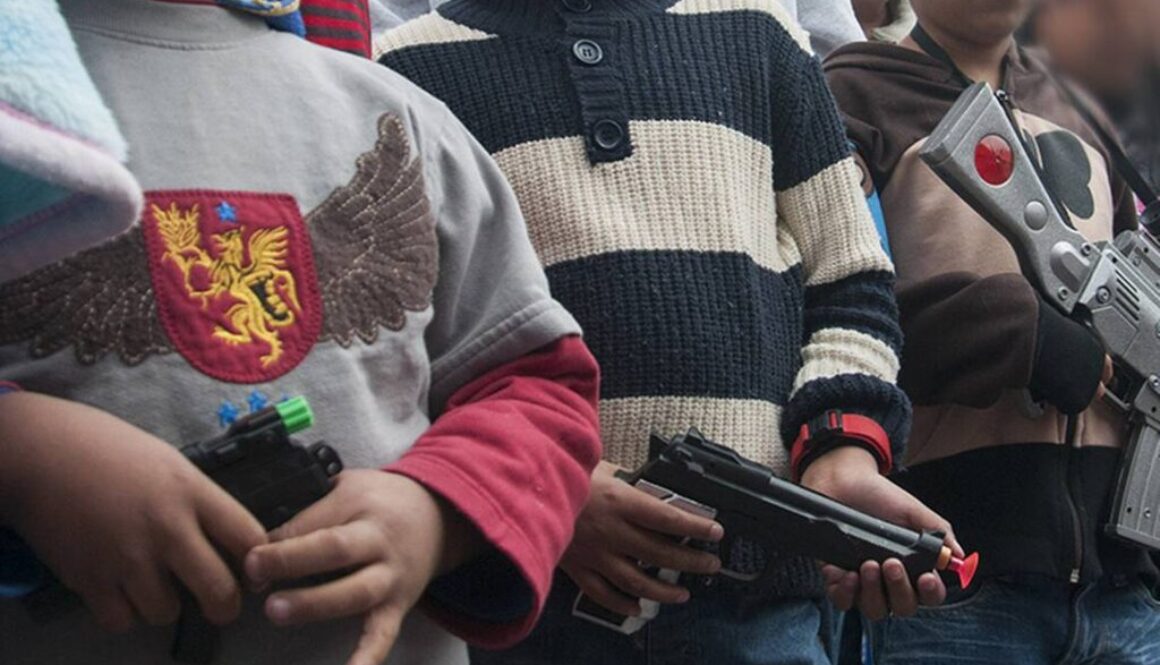 NIÑOS-ARMAS-(3)
