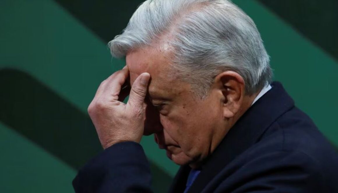 AMLO CON DOLOR DE CABEZA