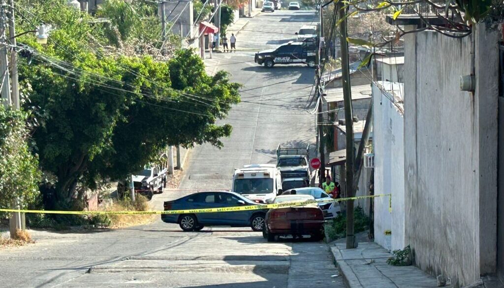 Un hombre fue asesinado a tiros cuando viajaba en su vehículo, en Temixco