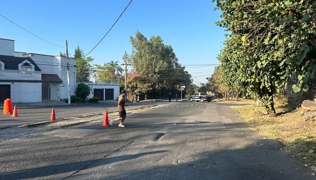 Esta mañana fue localizado el cadáver de un hombre maniatado y con huellas de violencia, en la avenida Juan Pablo Segundo de Cuernavaca.