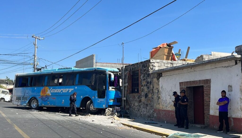 Accidente de autobús proveniente del Valle de Chalco en Huitzilac deja saldo de 15 lesionados