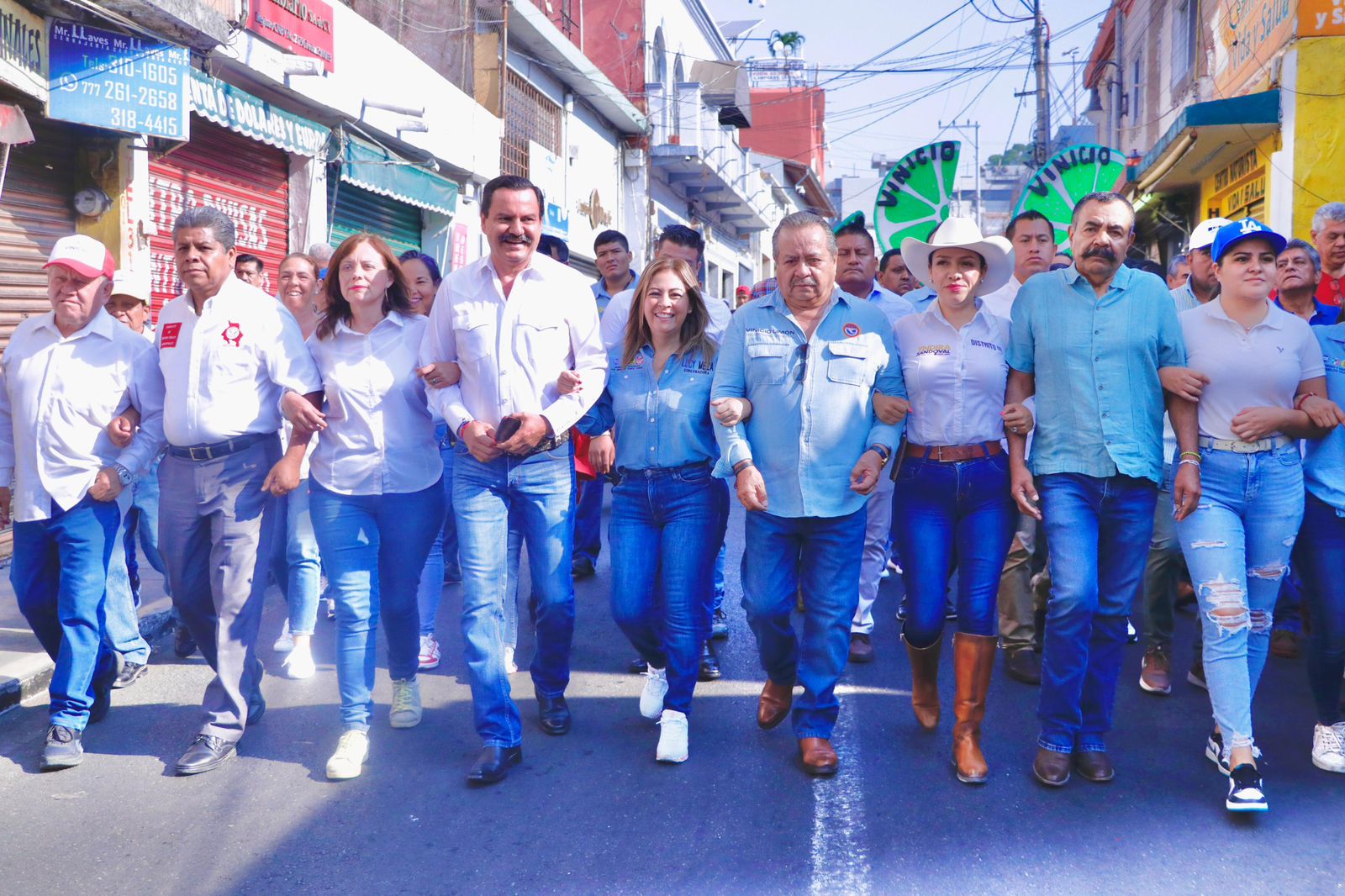 Lucy Meza participó en el desfile alusivo al Día del Trabajo por importantes calles de Cuernavaca