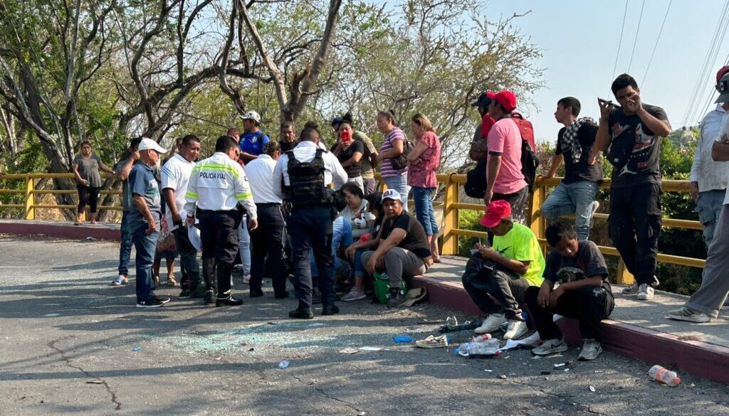 Al menos diez personas resultaron heridas, tras volcar la colectiva en la que viajaban, en Temixco