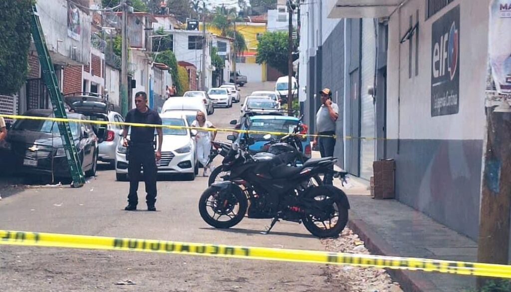 Una persona lesionada y daños materiales dejó un ataque armado en contra de un comercio con venta de refacciones para motocicleta, en Cuernavaca