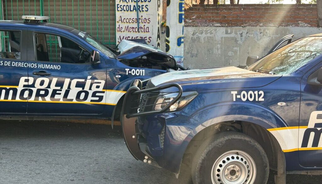 Tres policías resultaron con leves lesiones, luego de que chocaron con un poste, en Temixco.