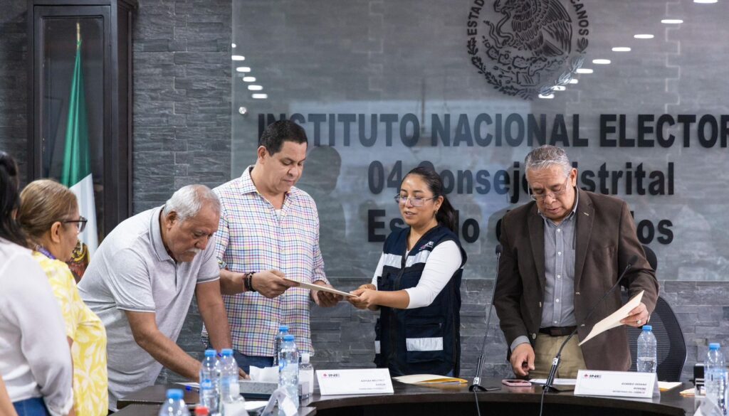 Recibe Juan Ángel Flores Bustamante su constancia de mayoría como Diputado Federal