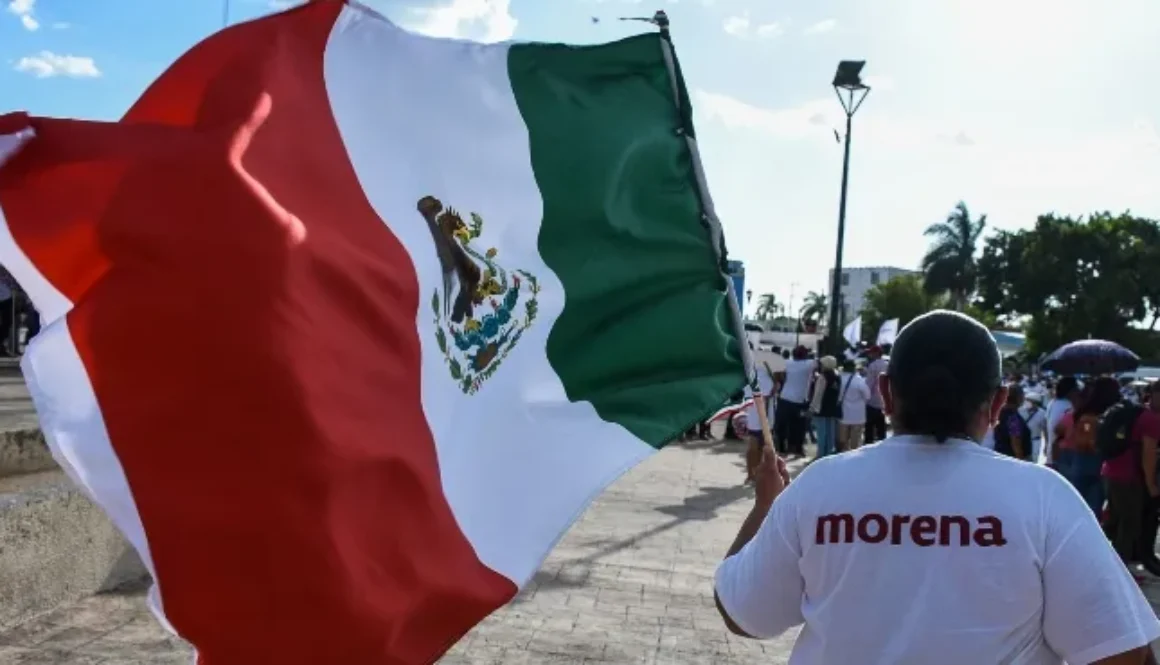 bandera-de-mexico-y-playera-de-morena