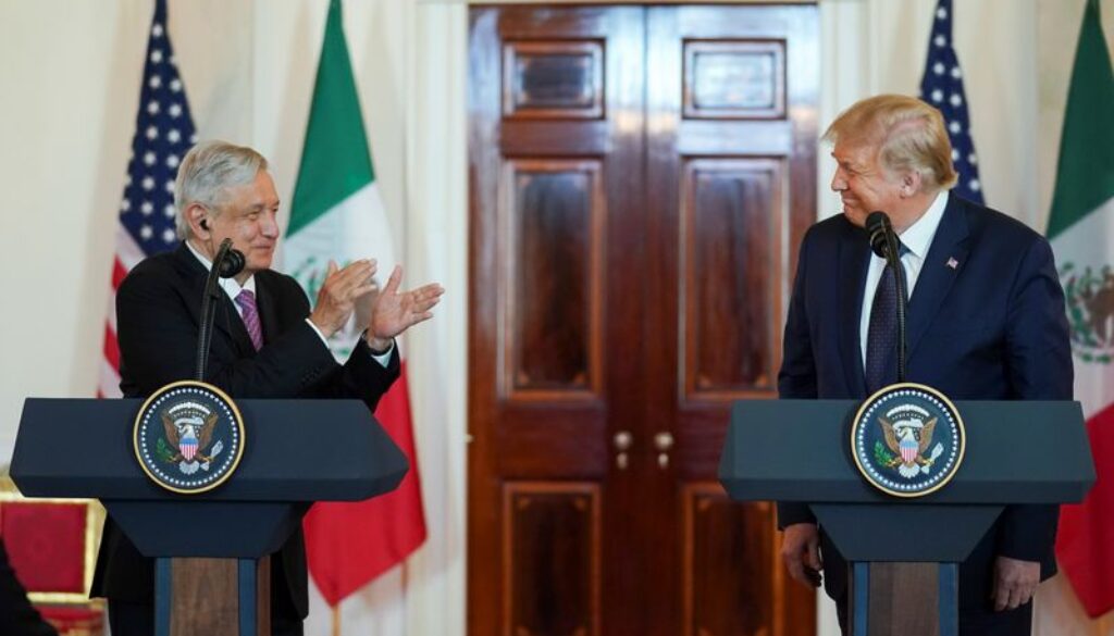 El presidente de México, Andrés Manuel López Obrador, aplaude al presidente de Estados Unidos, Donald Trump, mientras hacen declaraciones conjuntas en el Cross Hall de la Casa Blanca antes de celebrar una cena de trabajo en Washington. 8 de julio de 202