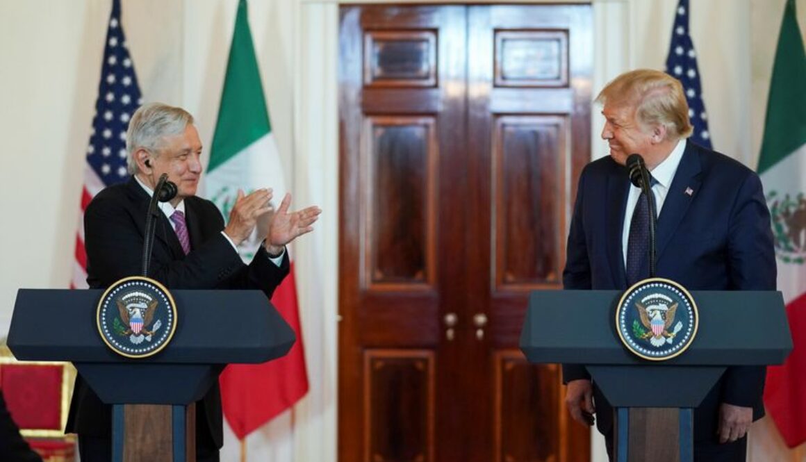 El presidente de México, Andrés Manuel López Obrador, aplaude al presidente de Estados Unidos, Donald Trump, mientras hacen declaraciones conjuntas en el Cross Hall de la Casa Blanca antes de celebrar una cena de trabajo en Washington. 8 de julio de 202