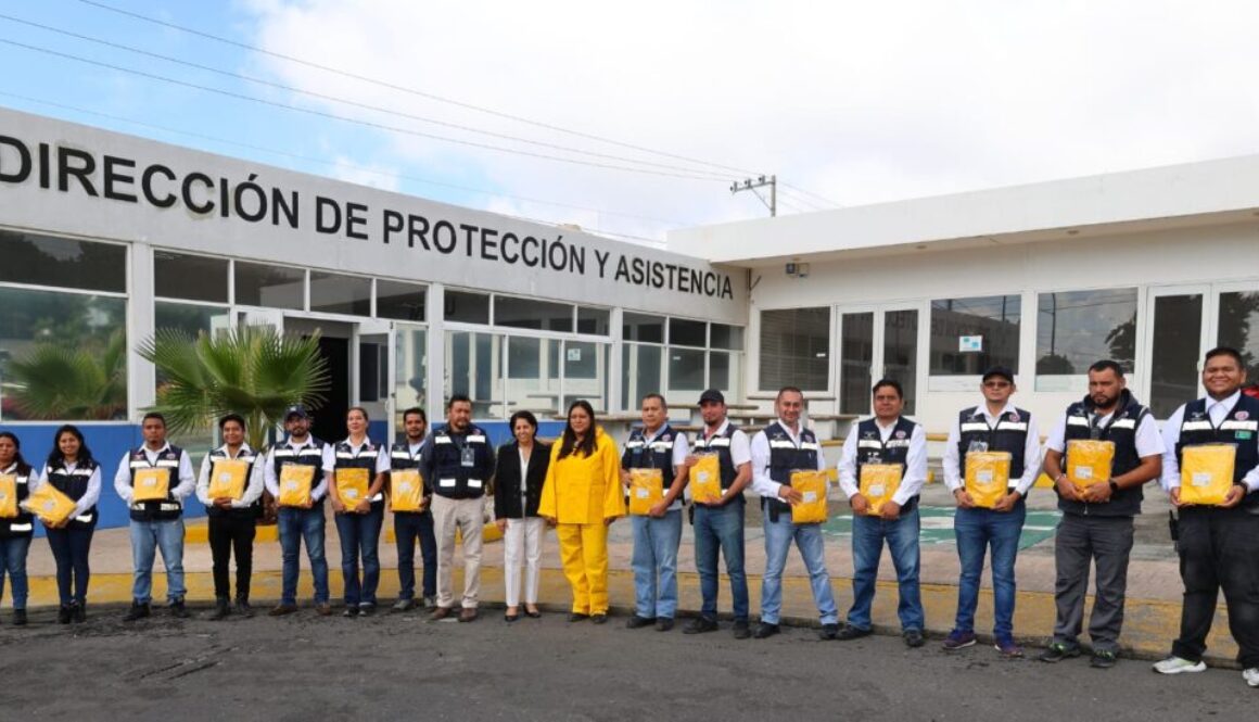 Entrega secretaria general impermeables a Venados UAEM1