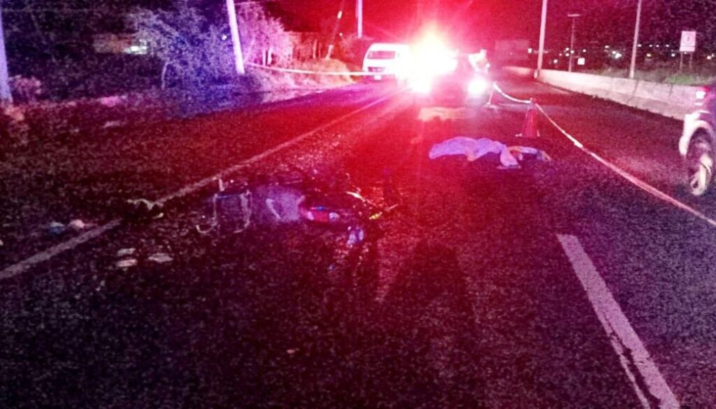 Mujer que tripulaba una motocicleta perdió la vida al caer en un bache sobre la carretera México-Oaxaca