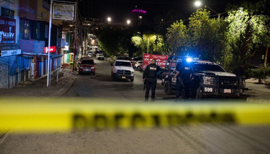 Dos jovenes fueron asesinados después de ser perseguidos a balazos por calles de la colonia Tres Cruces, en la capital zacatecana.