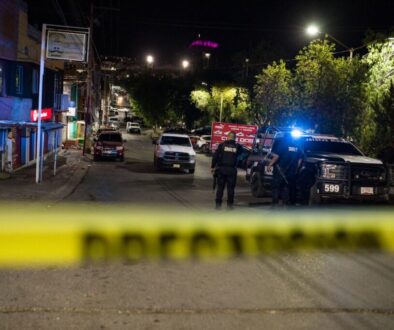 Dos jovenes fueron asesinados después de ser perseguidos a balazos por calles de la colonia Tres Cruces, en la capital zacatecana.