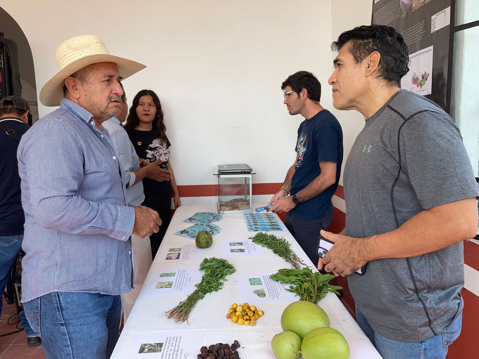 Promueve CIByC conocimiento científico con exposición en Tlaquiltenango