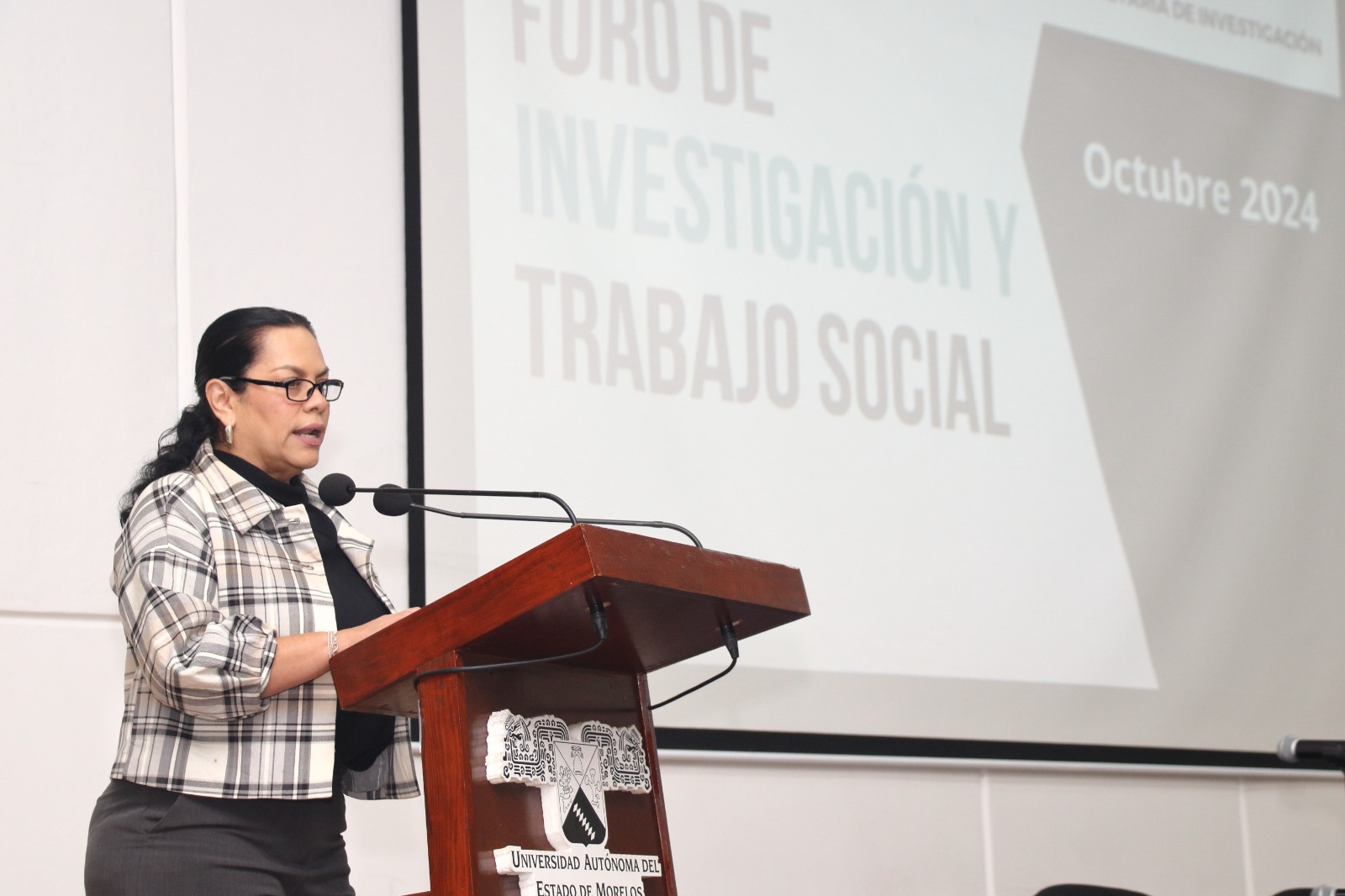 Presentan estudiantes avances de investigaciones en Trabajo Social