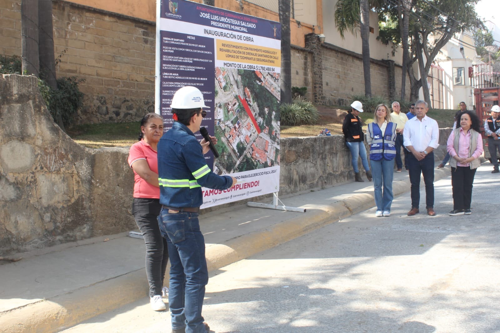 José Luis Urióstegui entrega obra de rehabilitación del drenaje sanitario y pavimento hidráulico en la calle Lomas de Tzompantle