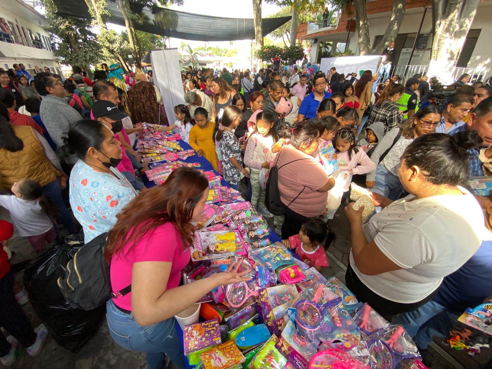 DIF Cuernavaca promueve la magia de Día de Reyes con entrega de juguetes y rosca