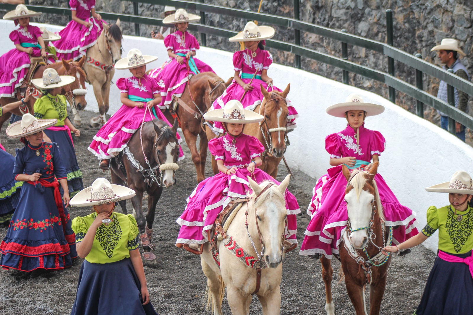 Agradecen Escaramuzas al Gobierno de Morelos la apertura del Lienzo Charro