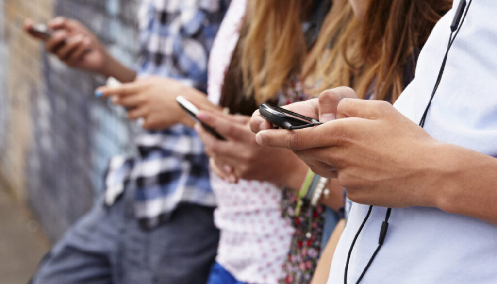 adolescenti-dipendenza-smartphone-madima.altervista