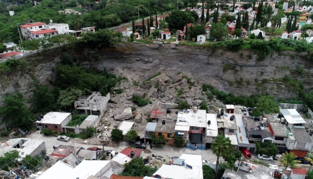 REITERA-SEPRAC-EXHORTO-A-VECINOS-DE-LOS-PILARES-PARA-REUBICAR-DOMICILIOS-ANTE-NUEVO-DESPRENDIMIENTO-DE-PIEDRAS-Y-TIERRA-REGISTRADO-EL-DOMINGO-EN-ESTA-ZONA-DE-RIESGO-1-1536x864