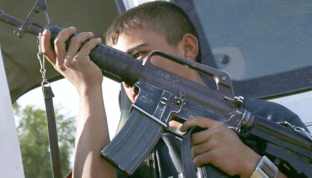 arma_metra_joven_sicario