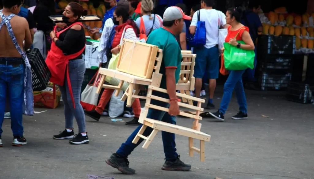vendedor-de-sillas-en-bullicioso-mercado