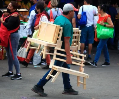 vendedor-de-sillas-en-bullicioso-mercado