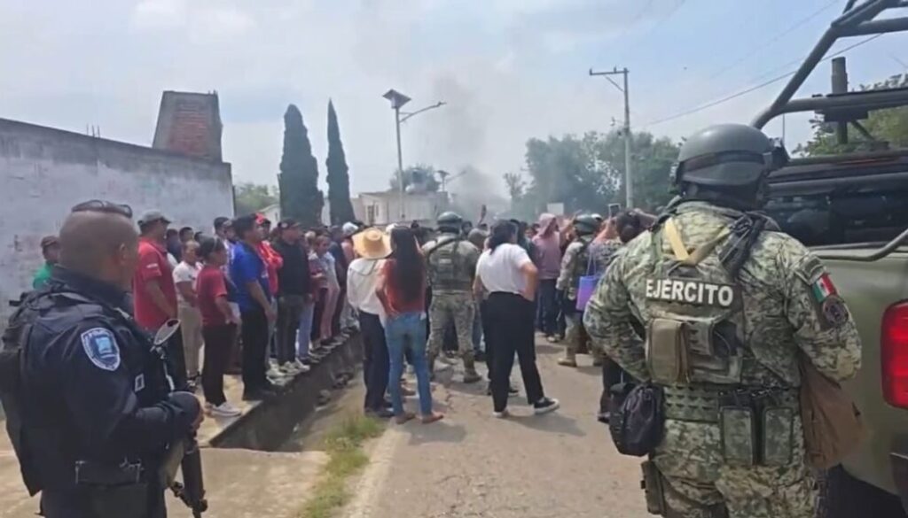 vecinos-de-totolapan-morelos-bloquean-carretera-protestan-por-operativos-de-seguridad_be3cba5f-de8a-4ea5-ae1d-e9f4cecb6dbb_mediarawimage=true