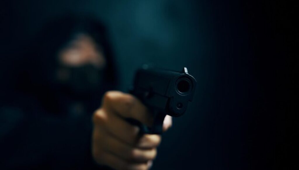 hombre-capucha-amenaza-arma-fuego-ladron-enmascarado-arma-fuego-manos-personas-asesino-o-armado_72464-2104