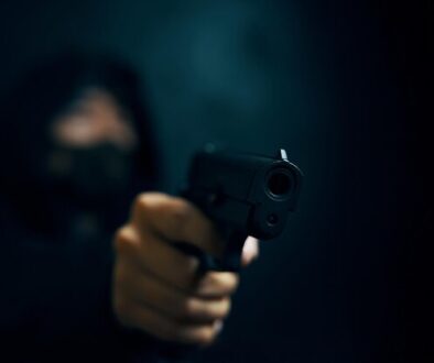 hombre-capucha-amenaza-arma-fuego-ladron-enmascarado-arma-fuego-manos-personas-asesino-o-armado_72464-2104