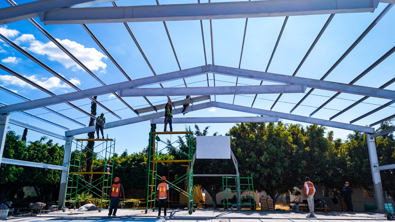 AVANZA CONSTRUCCIÓN DE TECHUMBRE EN ESCUELA DE JALOSTOC