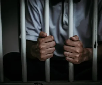 se-enamora-hombre-preso-shutterstock_1012787206