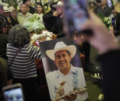 Claman justicia por asesinato de alcalde en México y exigen renuncia de Claudia Sheinbaum